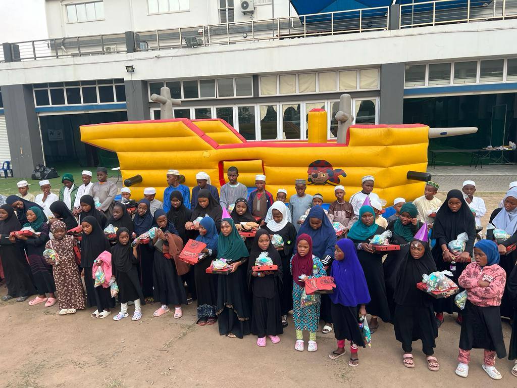 Youth 4 Humanity volunteers distributing aid